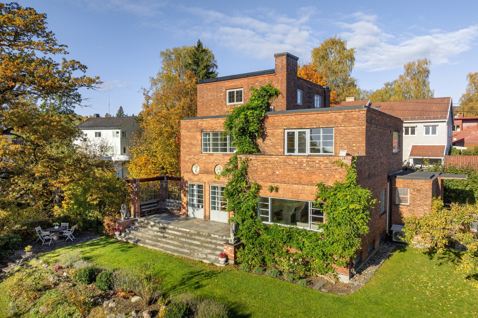 DNB Eiendom ved Bettina Due presenterer en sjelden funkisvilla fra 1930, tegnet av arkitekt Thiis. Stor og usjenert tomt i et attraktivt villaområde på Smestad. Galleribilde