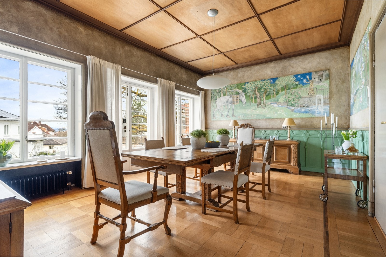 Fra spisestuen er det direkte utgang til en stor, skiferbelagt terrasse på ca. 19 m². Galleribilde