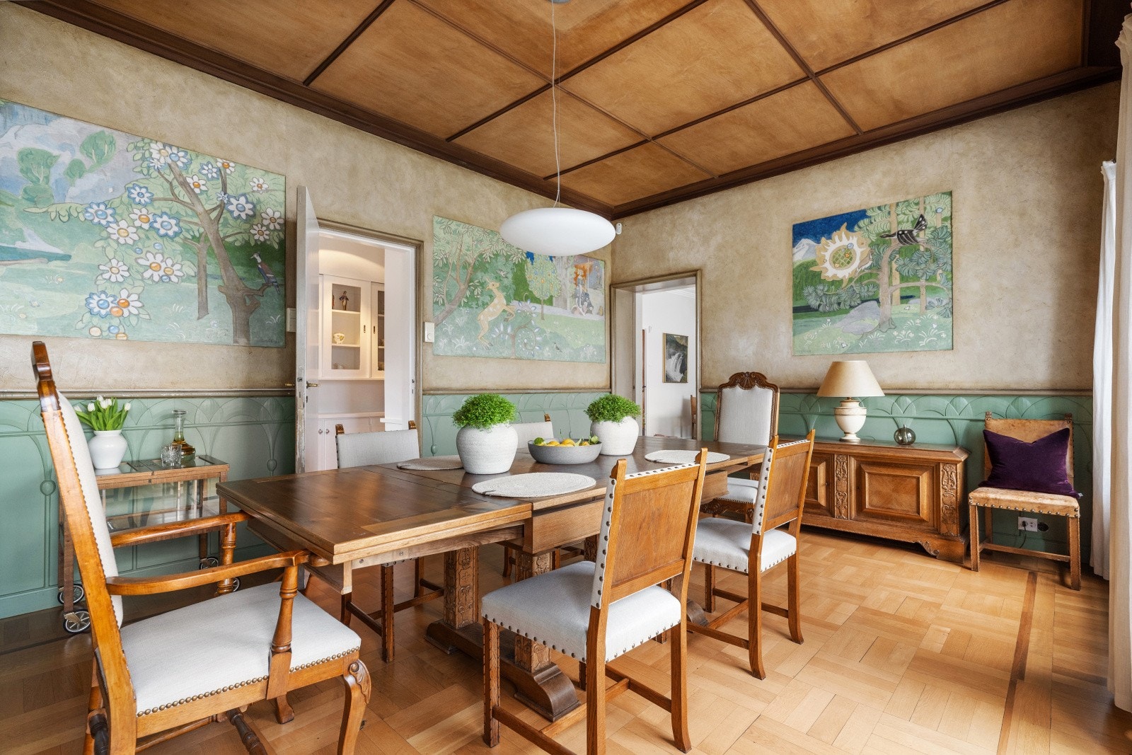 Spisestuen er unik og sjelden med innfelte og originale veggmalerier av den anerkjente kunstneren Gerhard Munthe. Galleribilde