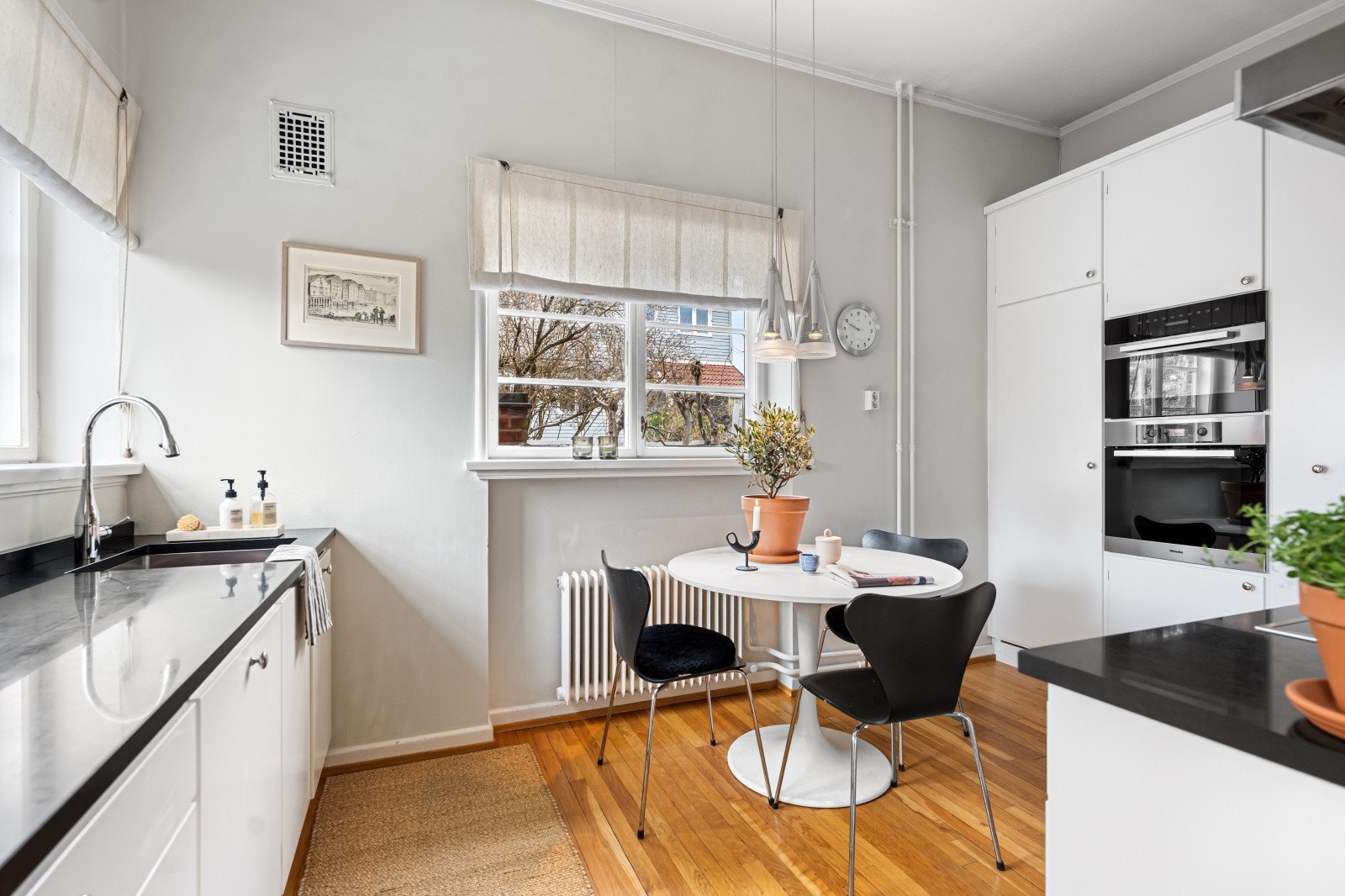 Rommet har plass til en hyggelig spiseplass ved vinduet. Galleribilde