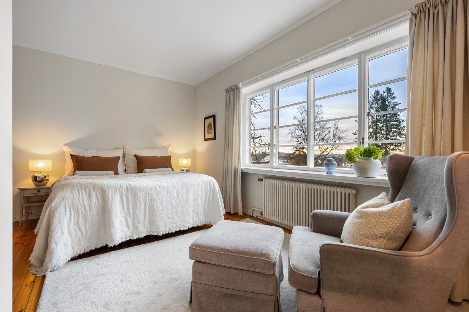 Hovedsoverommet er romslig, med god plass til dobbeltseng og sittegruppe. Galleribilde