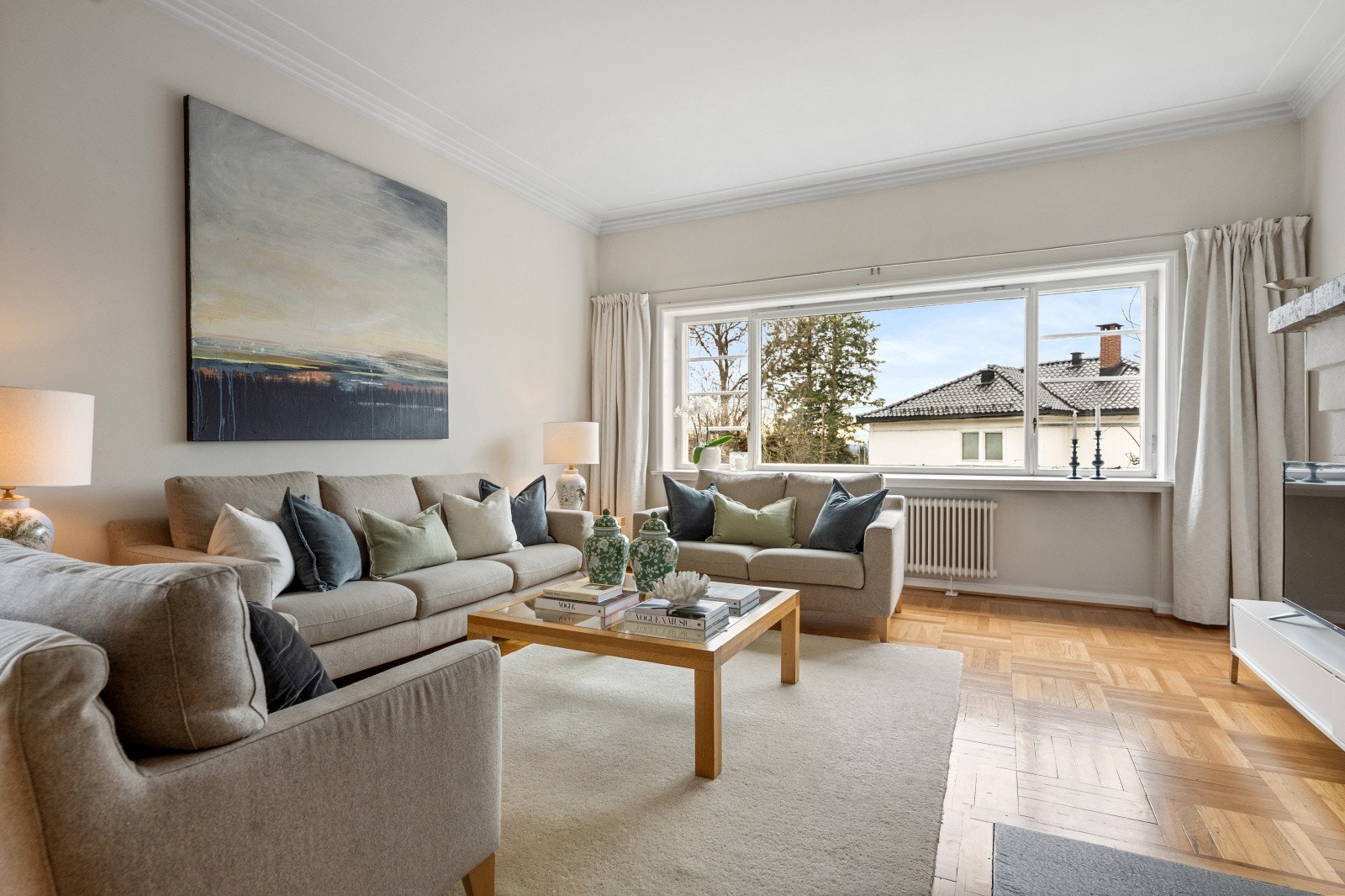 Store vindusflater gir rikelig med naturlig lys og utsikt mot den grønne hagen. Galleribilde