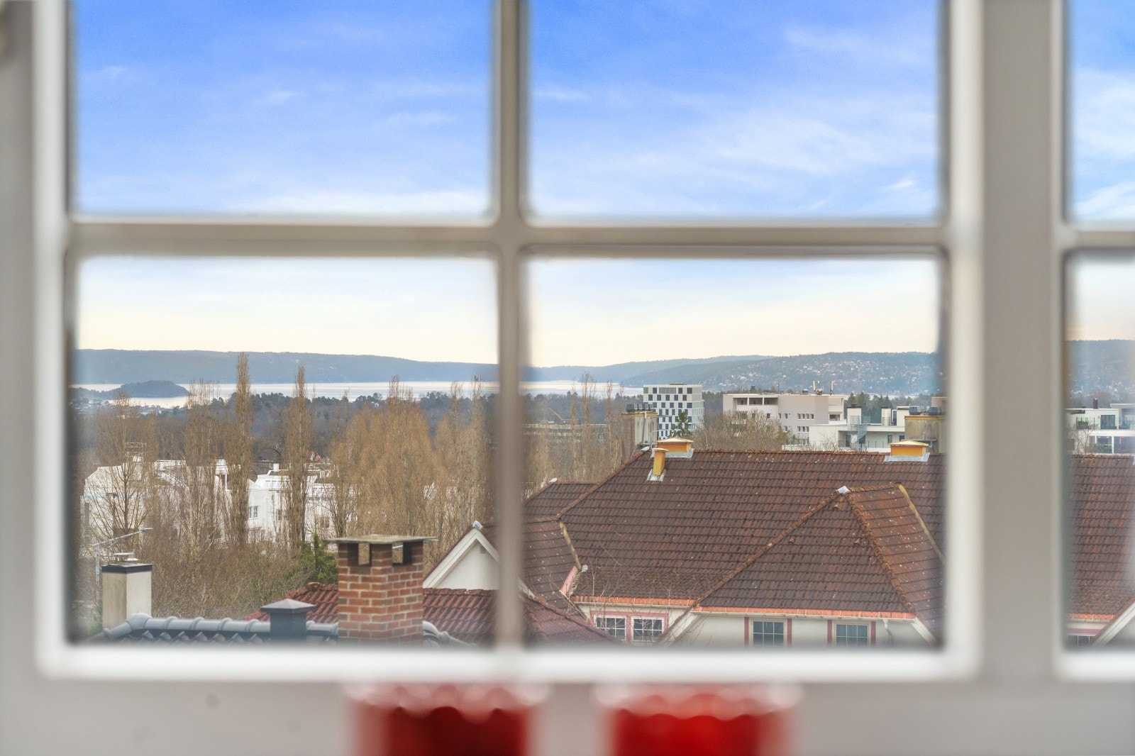 Nyt utsikten fra et av boligens mange vinduer. Galleribilde