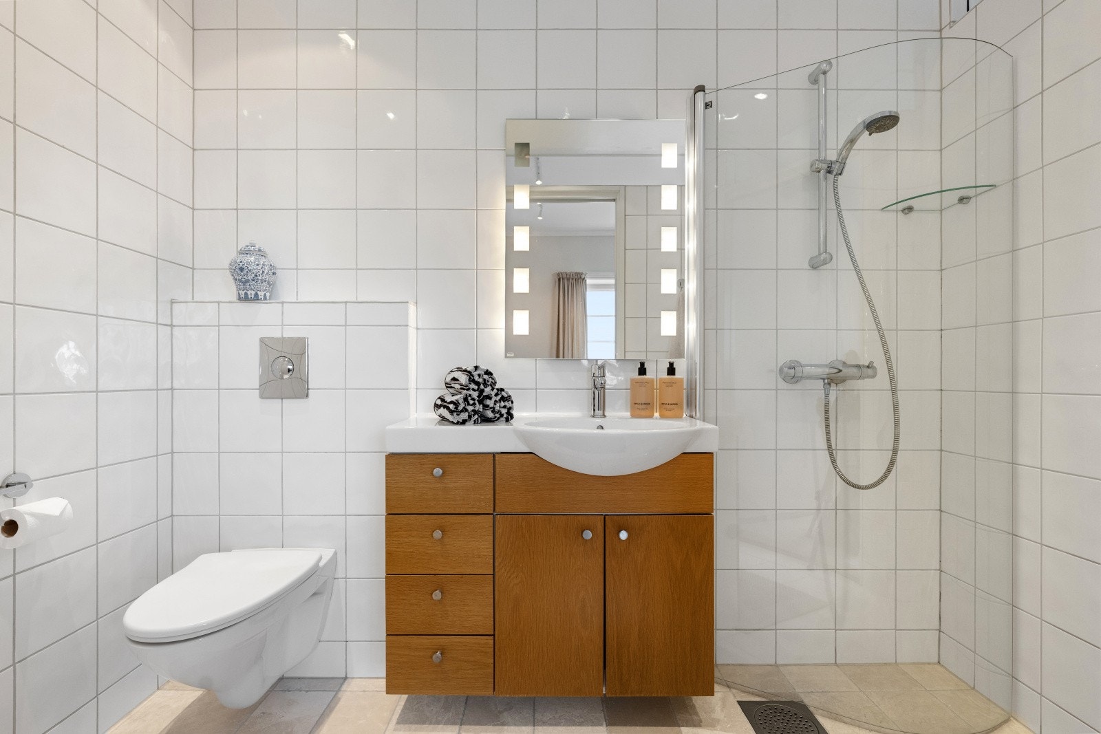 Det private badet, oppgradert i 2005, har flislagt gulv med varmekabler, dusjhjørne og veggmontert toalett. Galleribilde