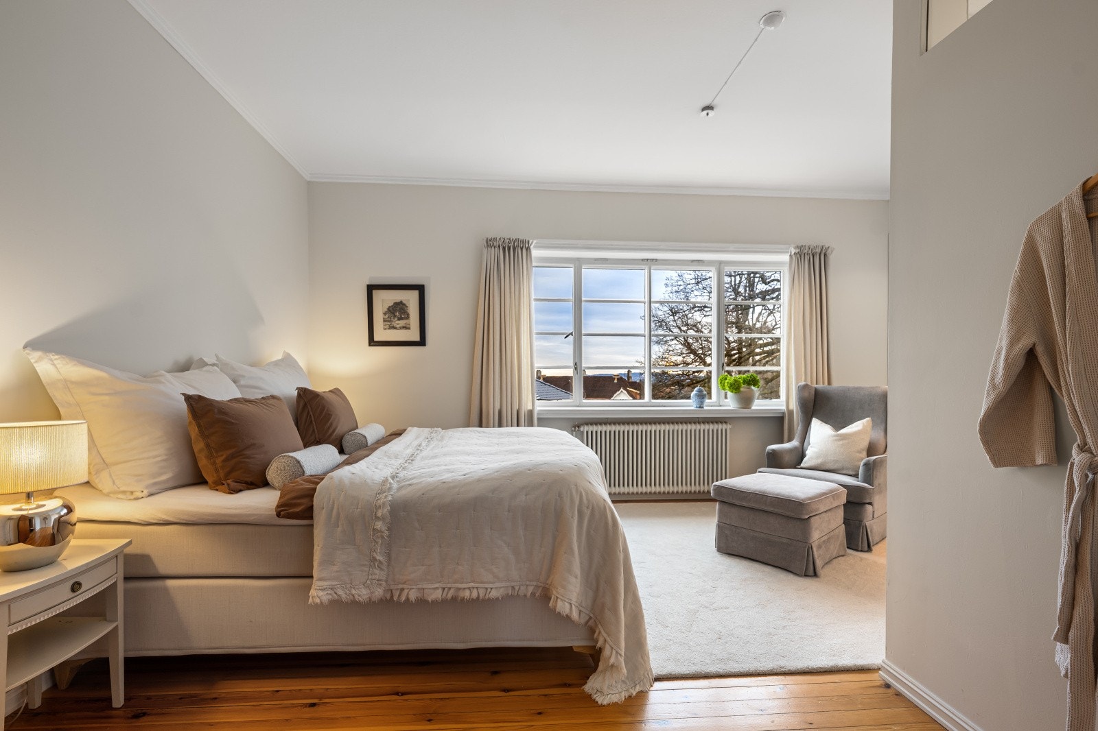 Rommet har store vinduer som slipper inn mye lys. Galleribilde