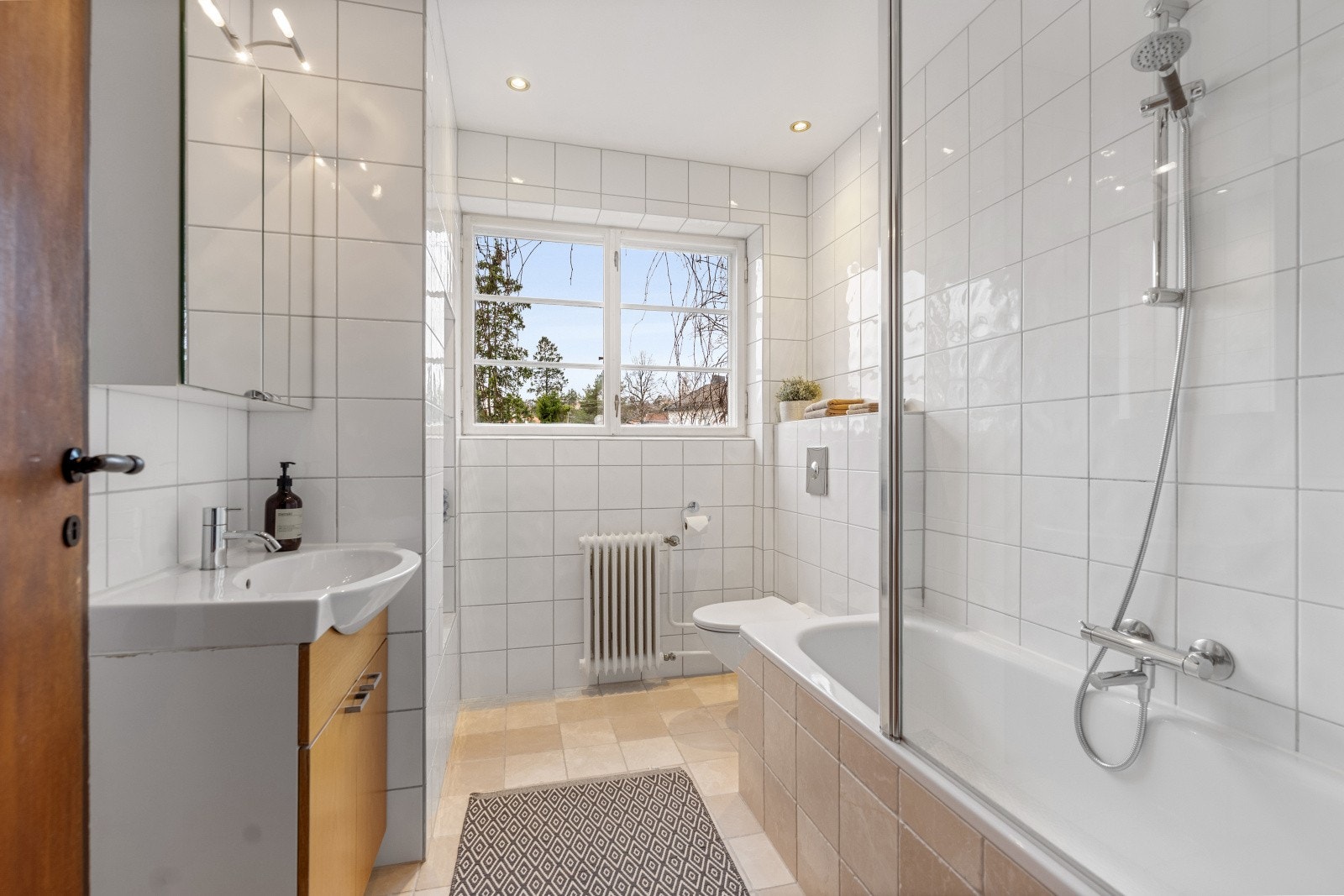 Hovedbadet i etasjen ble også eoppgradert i 2005 og har badekar, samt elektriske varmekabler og radiator. Galleribilde