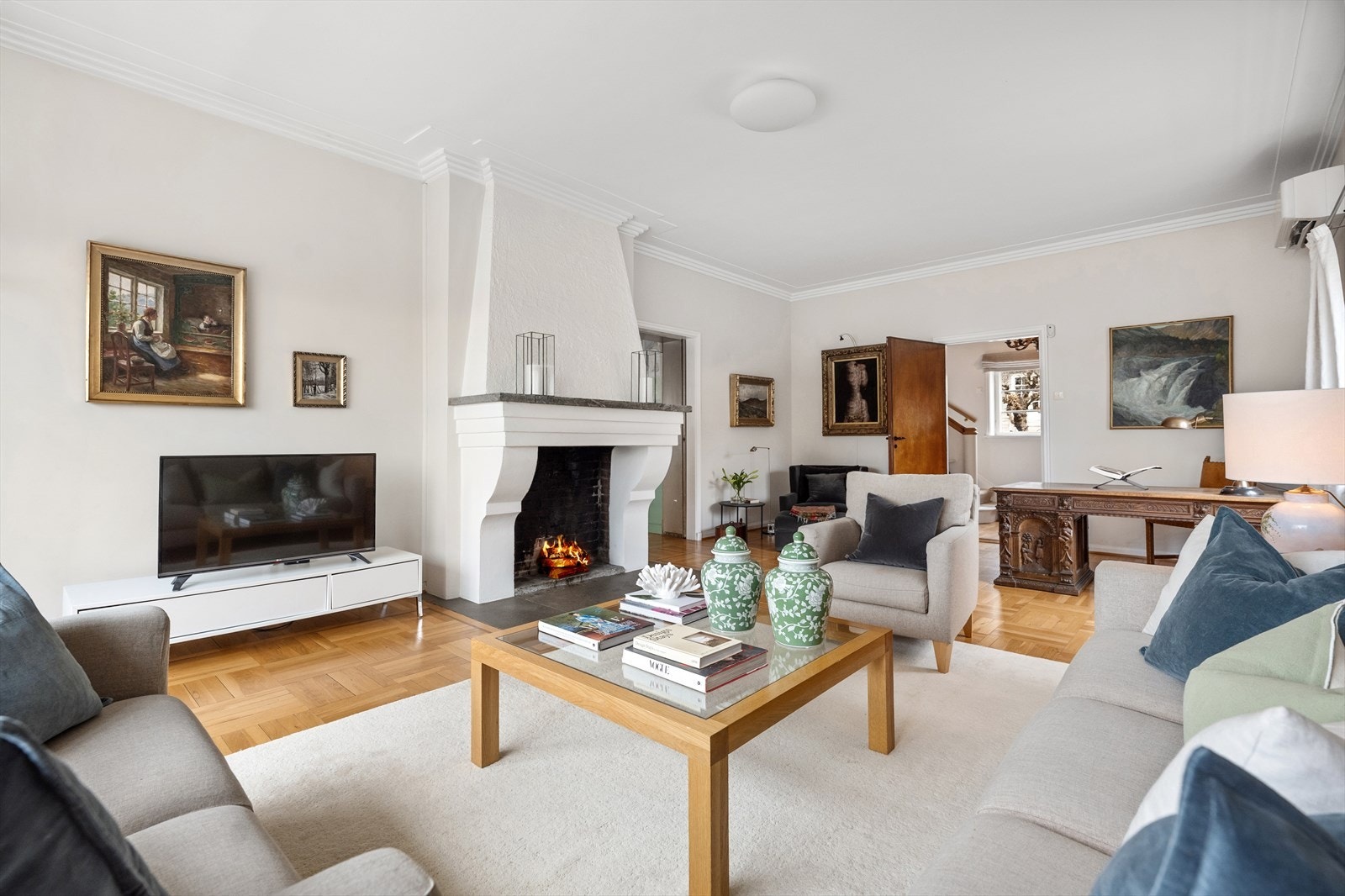 I stuen e det god plass til og samle familie og venner til hyggelige sammenkomster. Galleribilde