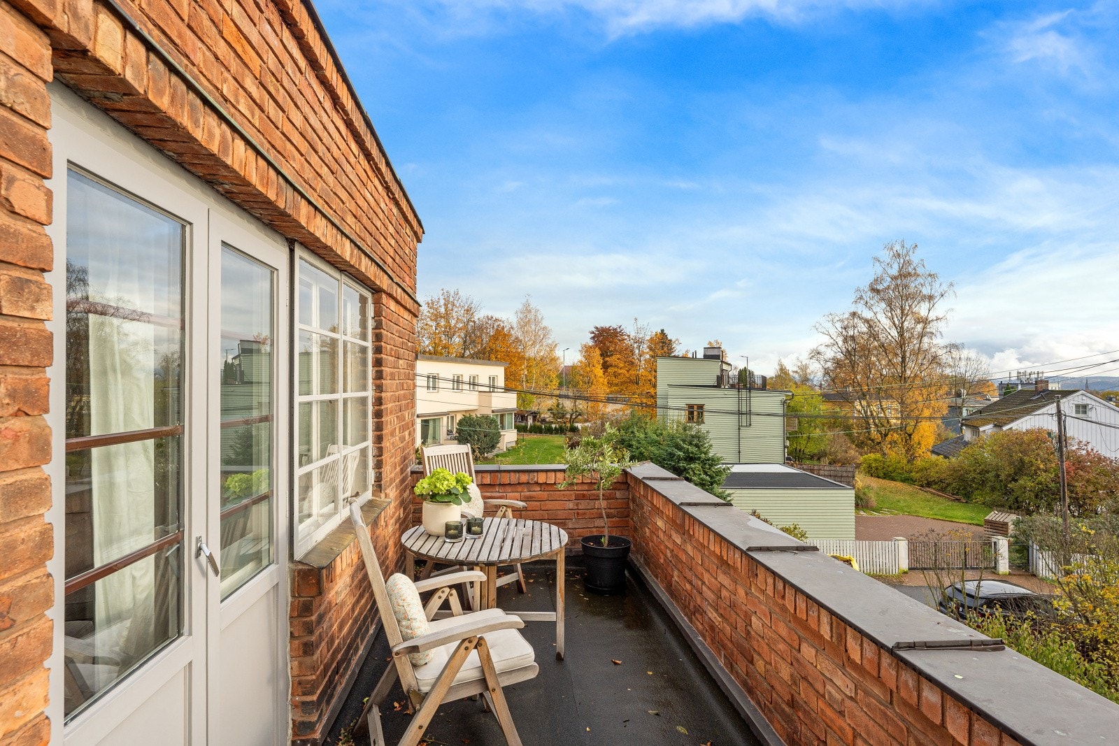 Balkongen i andre etasje måler ca. 11 m² og har plass til en sittegruppe. Galleribilde