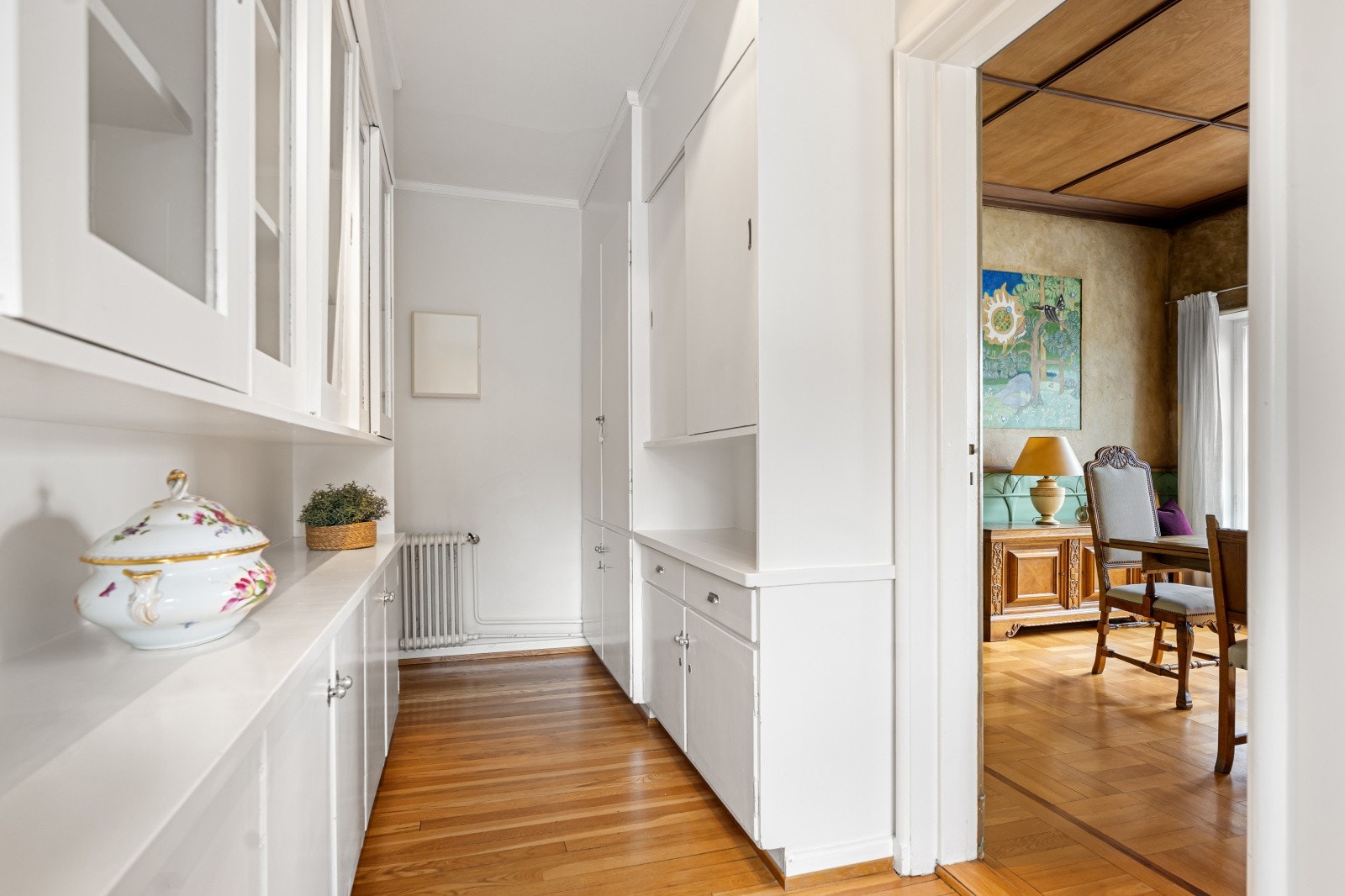 Anretningen fungerer som en elegant overgang mellom kjøkken og spisestue. Galleribilde