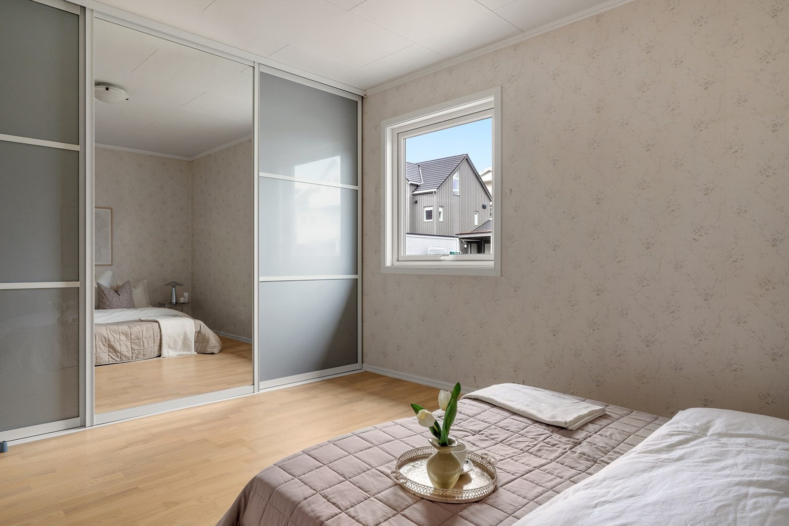 Det har god plass for klær og sko i den romslige skyvedørsgarderoben. Galleribilde