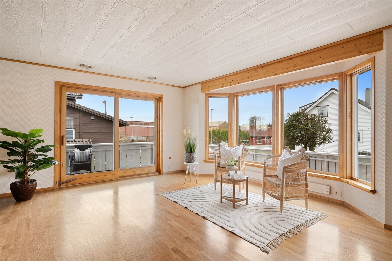 Stuen oppleves som lys og luftig med store vindusflater. Galleribilde