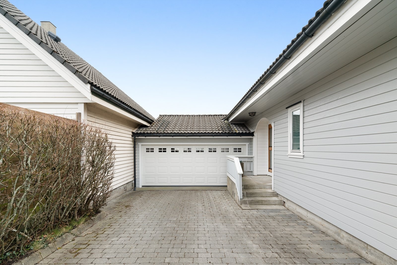 Det er parkering i integrert garasje samt god plass for parkering i gårdsrom hvor det er steinbelagt. Galleribilde