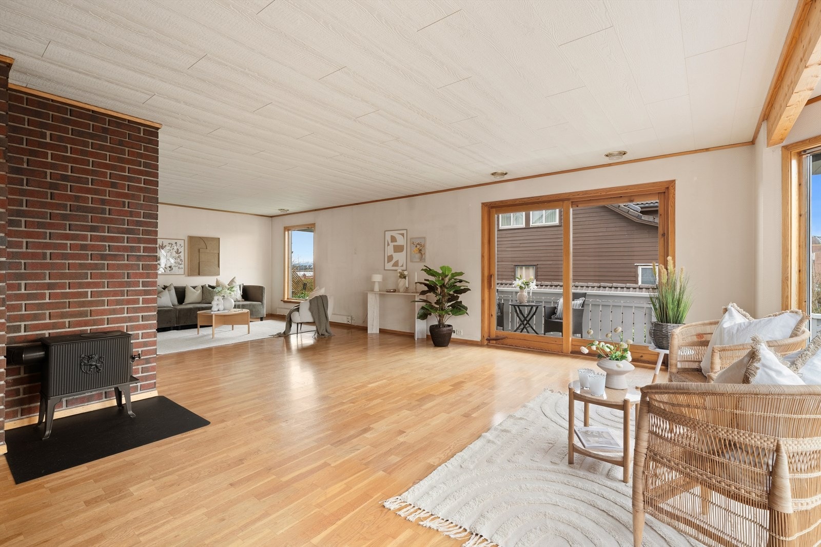 Stuen er meget romslig og det er god plass for flere møbleringsalternativ. Det er vedovn som oppvarmingskilde. Galleribilde