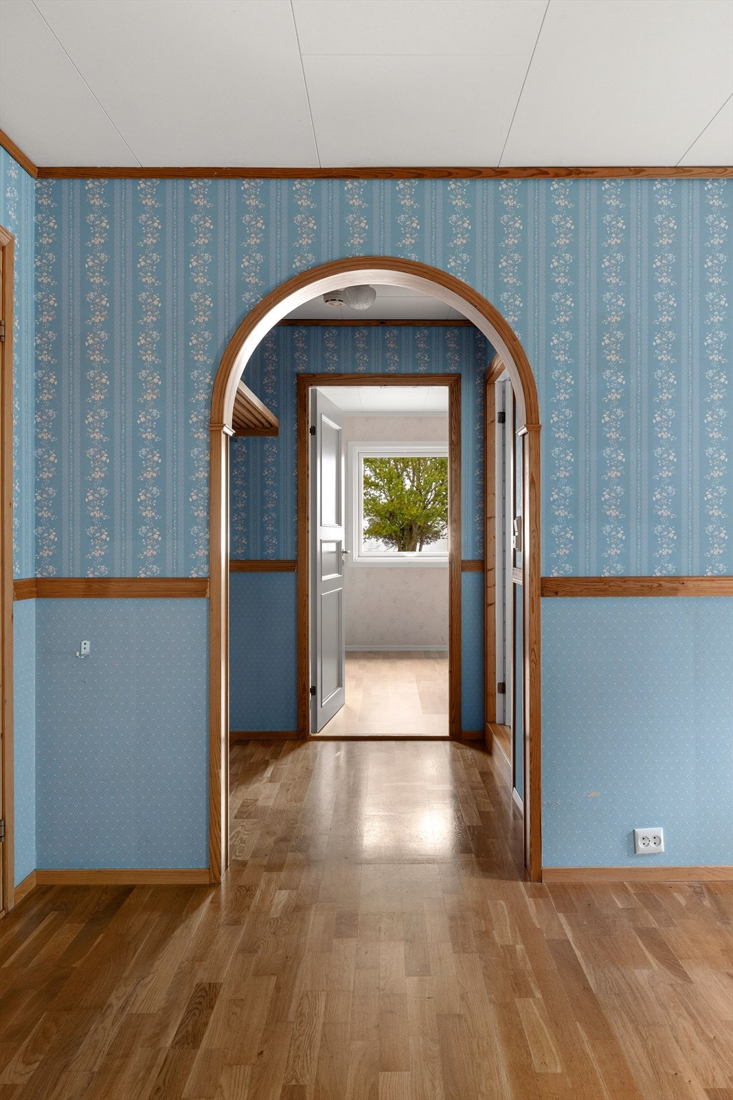 Hall med nisje for å henge fra seg yttertøy. Galleribilde