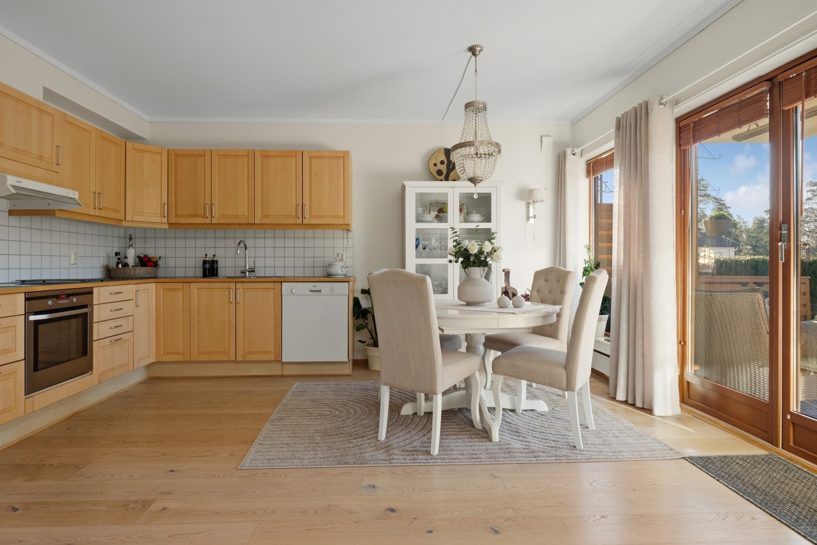 Kjøkkenet har innredning fra byggeår med profilerte fronter og laminat benkeplate med nedfelt vask og armatur. Det er opplegg for oppvaskmaskin, samt integrert komfyr og platetopp. Kjøkkenet har ventilator med avtrekk ut. Galleribilde