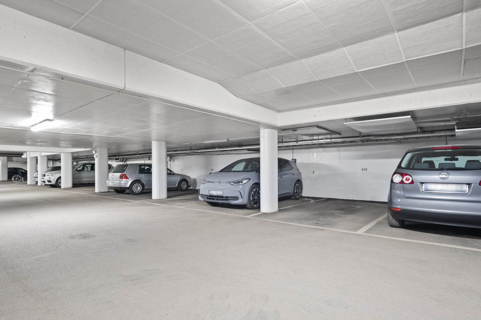 Det medfølger egen bod samt parkeringsplass i felles garasjeanlegg, noe som bidrar til en praktisk og komfortabel hverdag. Galleribilde