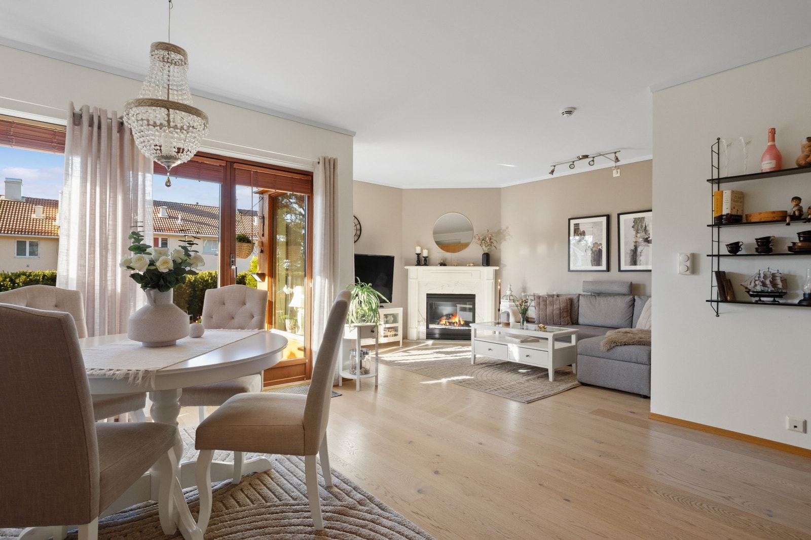 Boligen er en leilighet i Sameiet Solvang Terrasse, oppført i 2002/2003 med konstruksjoner i betong og tre. Leiligheten ligger i 1. etasje og fremstår med overflater og innredninger fra byggeår, som er beskrevet å være i normalt god stand. Det medfølger e Galleribilde