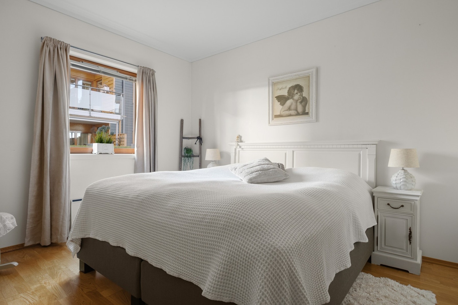 Leilighetens hovedsoverom har plass til en dobbeltseng med nattbord på begge sider og har god oppbevaringsplass i skyvedørs garderobe. Galleribilde