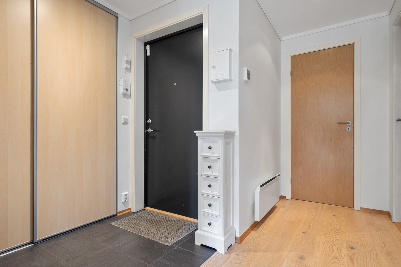 I entreen har du god oppbevaringsplass i skyvedørs garderobe. Galleribilde