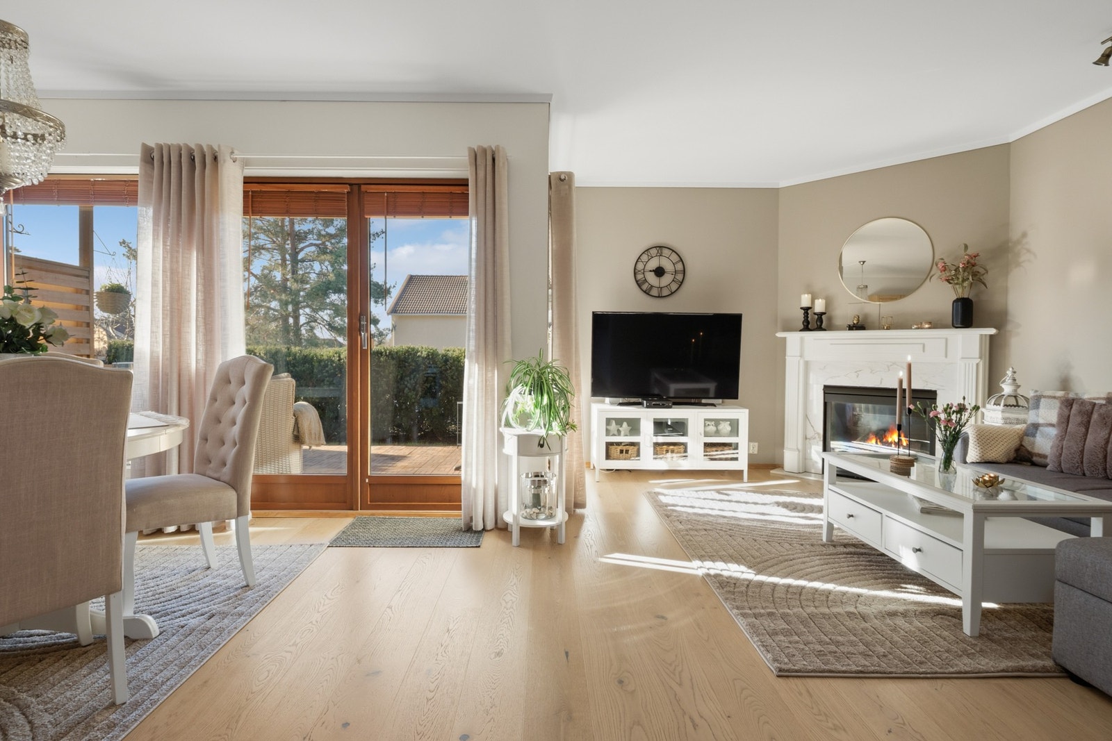 Fra stuen har du egen utgang til uteplass, en perfekt forlengelse av boligen! Galleribilde