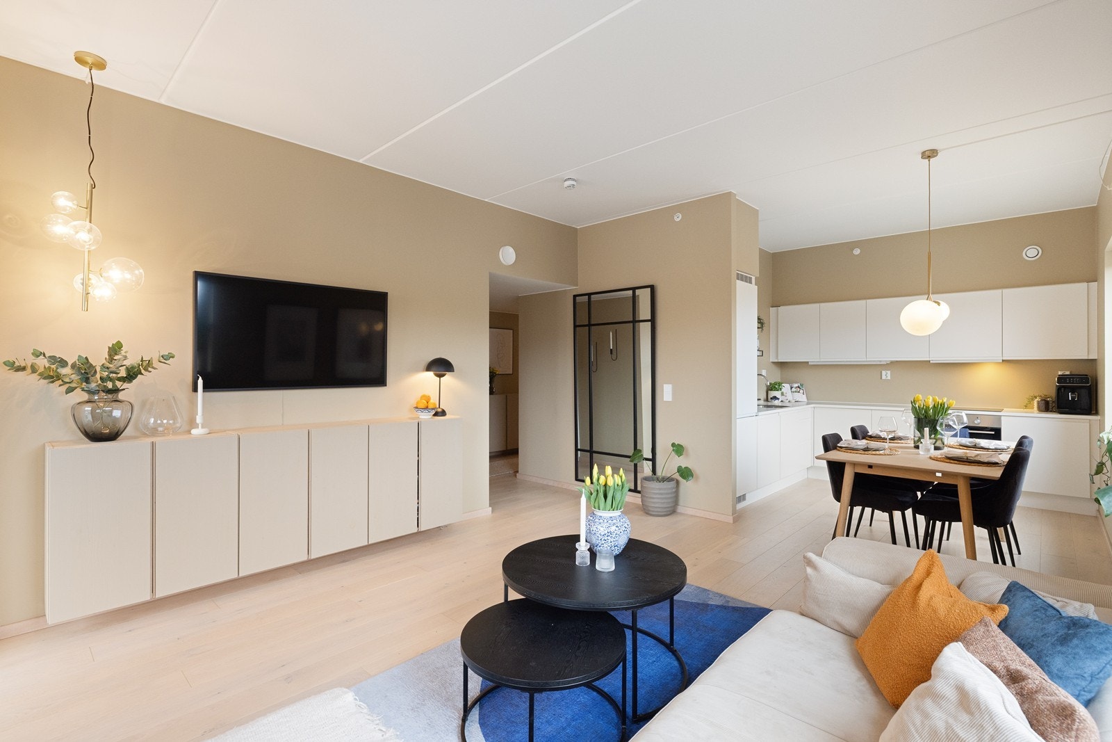 Rommet har god plass til sofaseksjon, tv-møbel og spisegruppe. Galleribilde