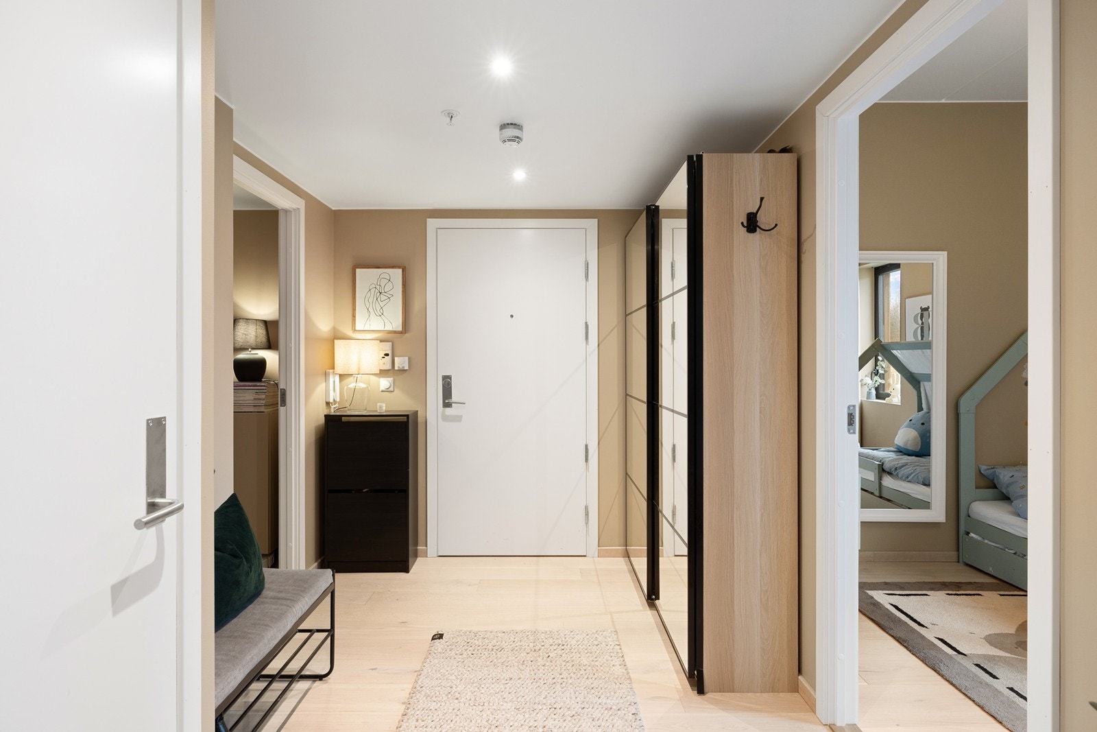 Fra gangen er det inngang til en praktisk bod med ekstra lagringsplass. I tillegg disponeres en kjellerbod på 5 m². Galleribilde