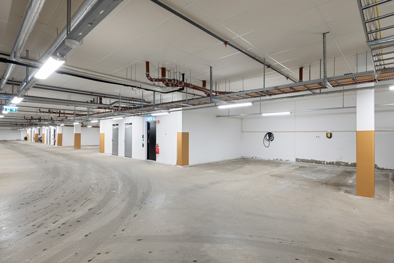 Leiligheten disponerer parkeringsplass i sameiets felles garasjeanlegg. Det er etablert elbillader på plassen, og kjøper må tegne abonnement for å kunne benytte ladeboksen. Galleribilde