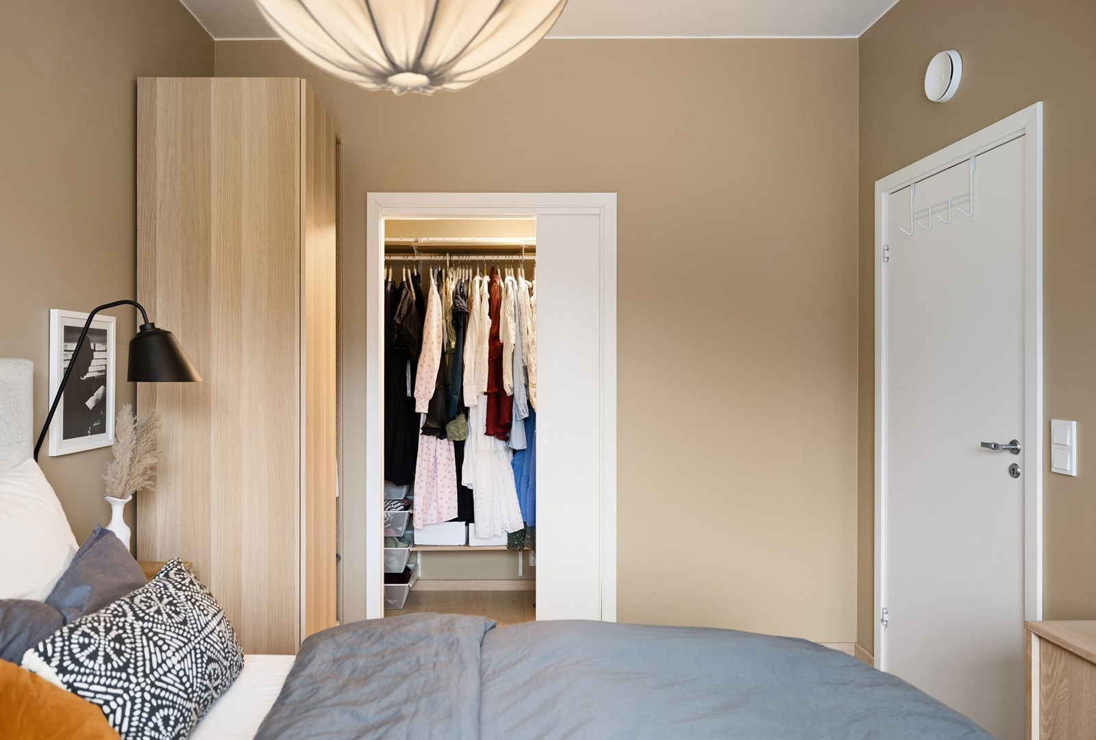 Videre er det plass til garderobeløsning. Fra rommet er det skyvedør inn til en bod innredet som walk in-garderobe - her er det rikelig med oppbevaringsplass! Galleribilde