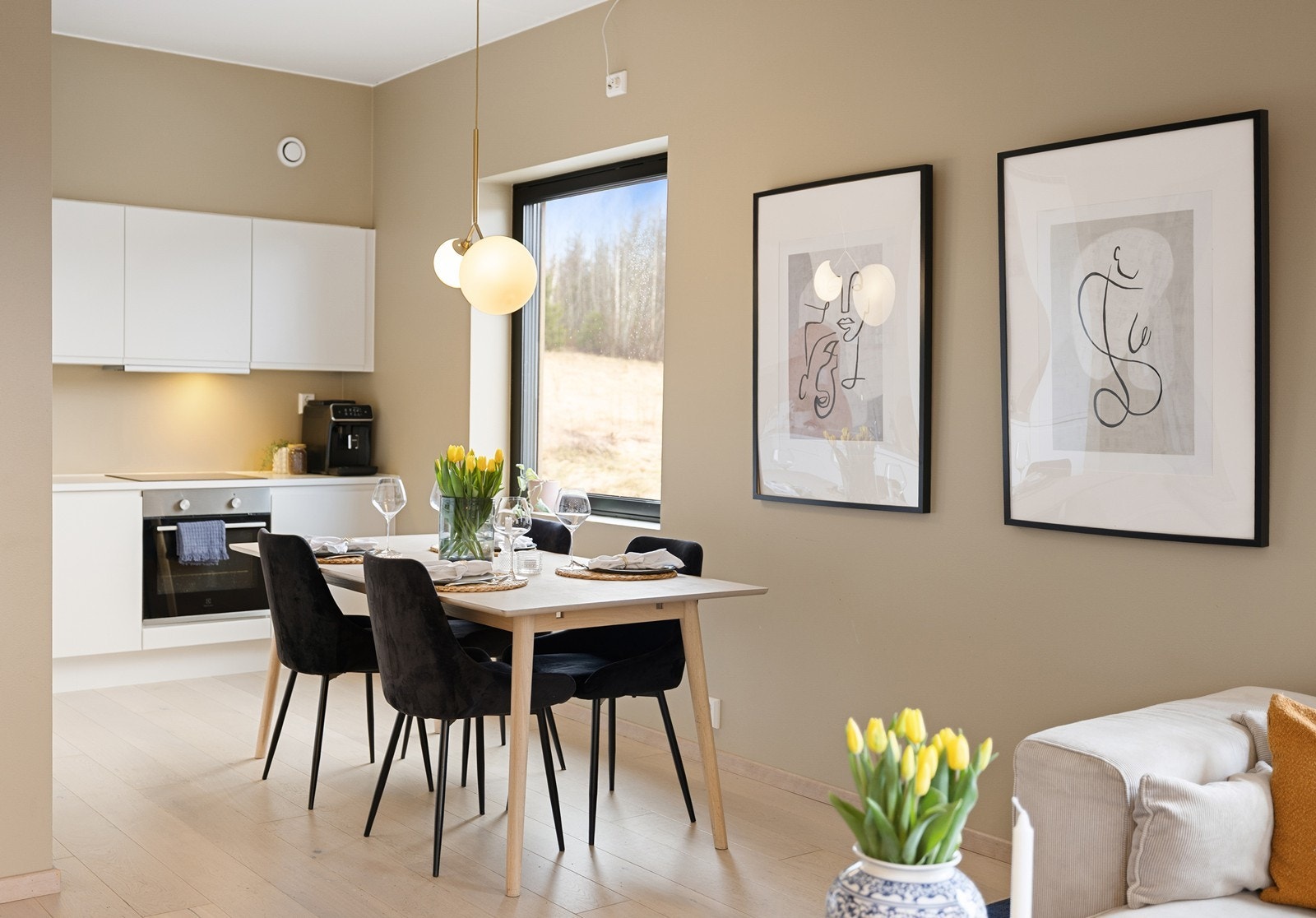 Leiligheten har balansert ventilasjon, vannbåren varme og god standard. Galleribilde