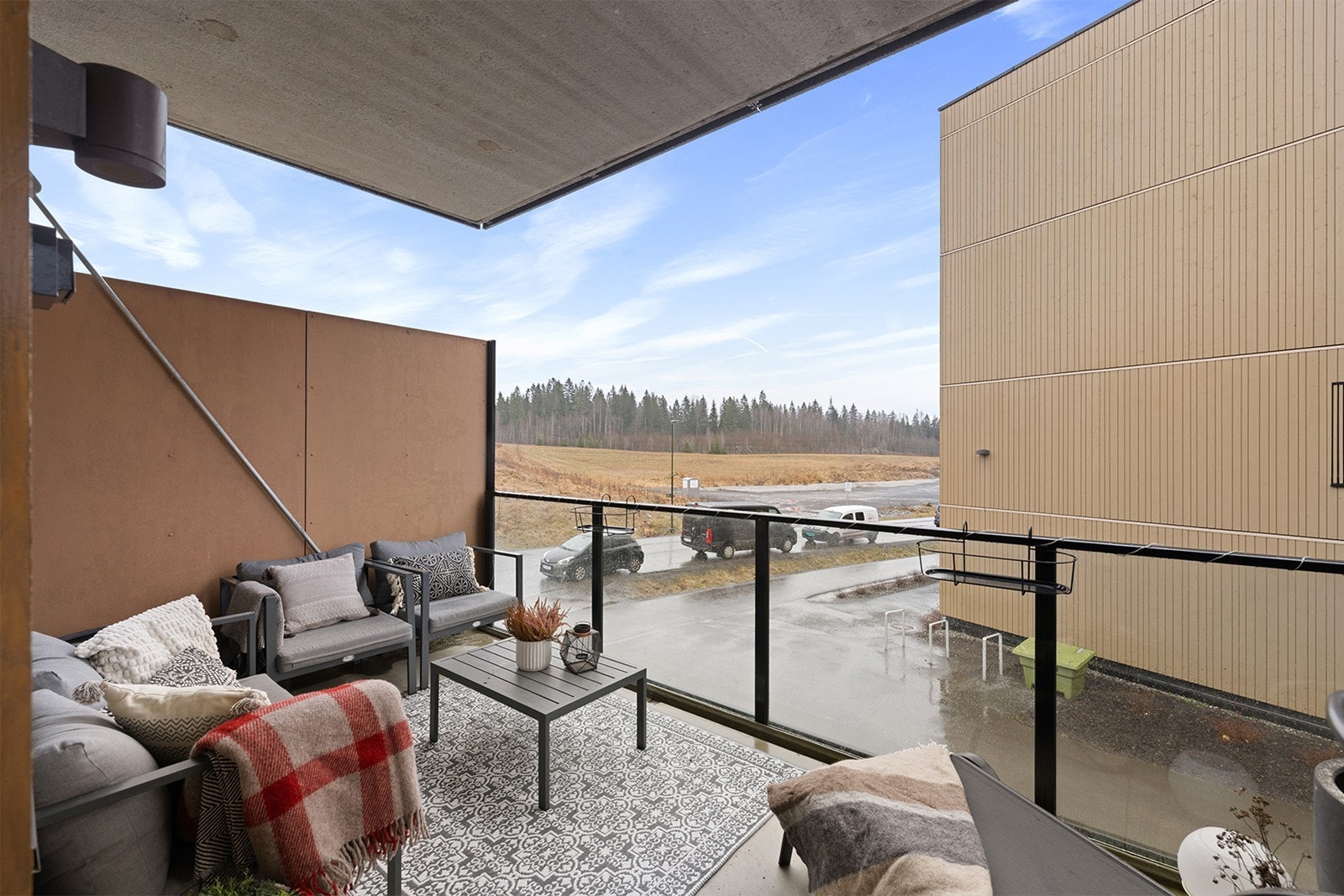 Fra stuen er det utgang til en herlig balkong på hele 11 m². Her ute er det plass til utemøbler, samt gass-/elektrisk grill. På balkongen er det montert utebelysning. Galleribilde