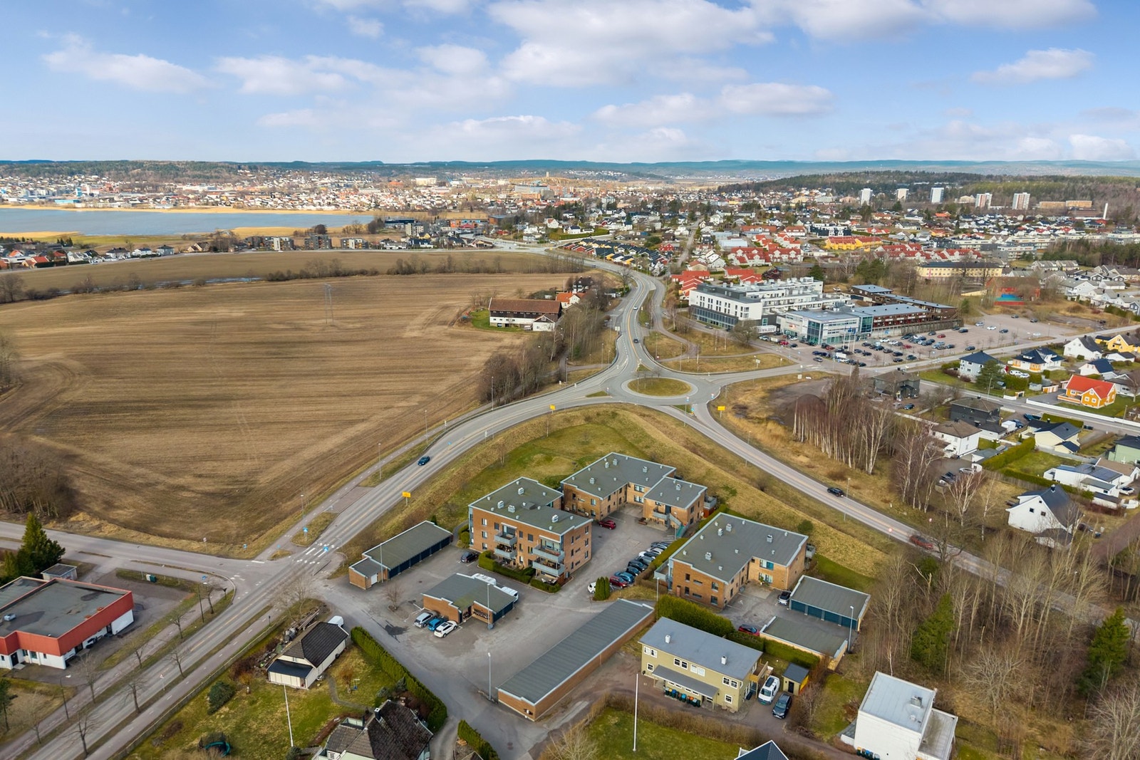 Gode bussforbindelser til/fra Tønsberg sentrum. Det er ca. 4 km til Tønsberg sentrum. Galleribilde