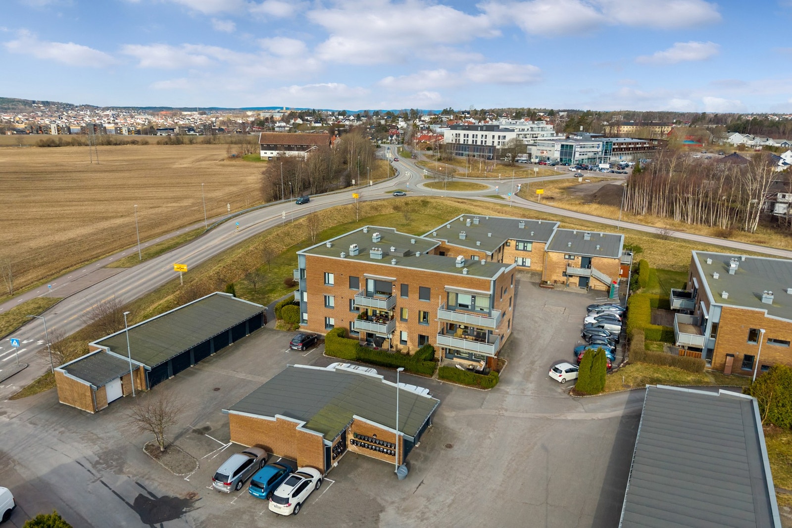 Det er gangavstand til skole, barnehager og Olsrødsenteret med dagligvarebutikk, klesforretning, treningssenter med badeland og kafé. Galleribilde