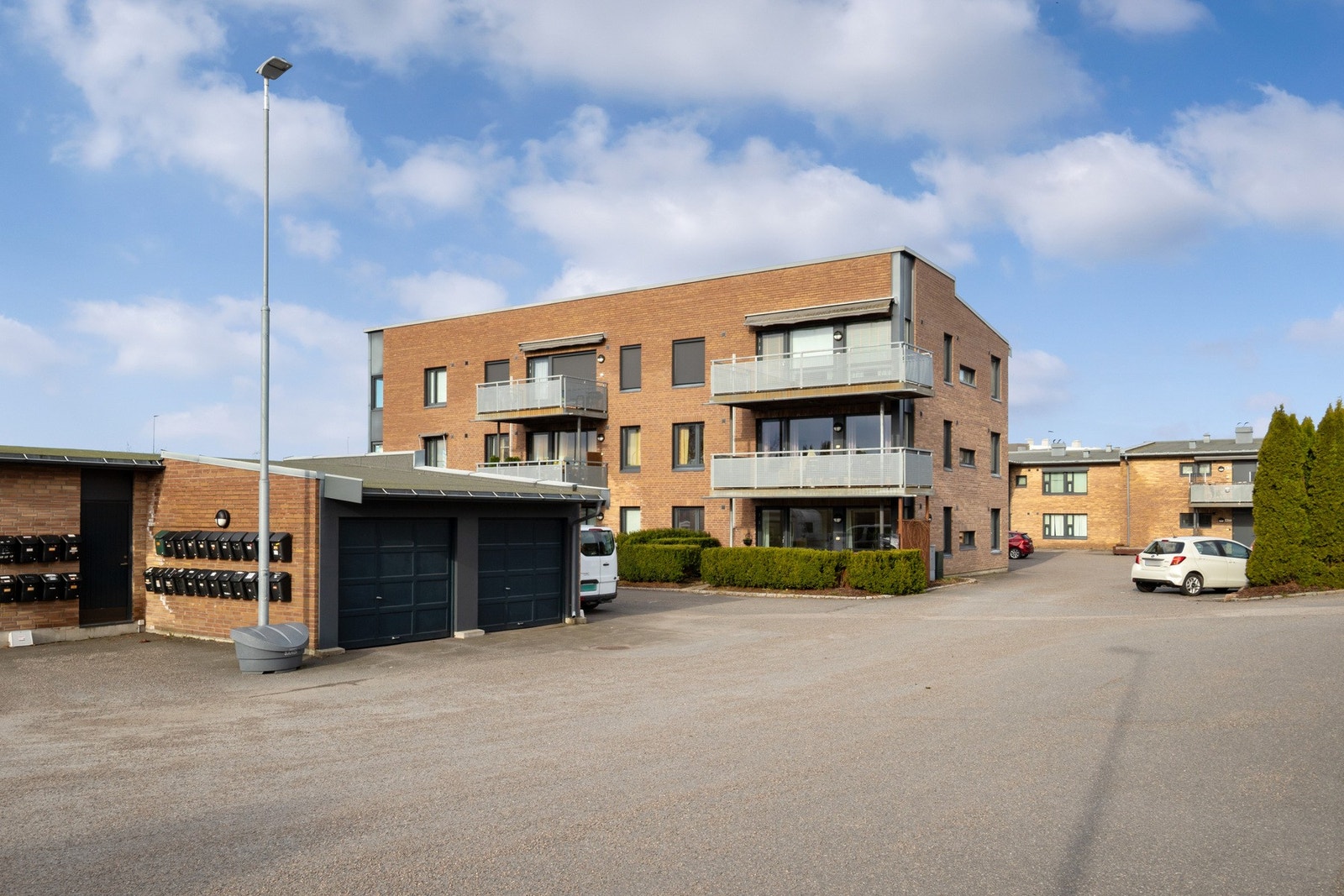 Boligen ligger i et meget populært og særdeles attraktivt boligstrøk på Tolvsrød. Galleribilde