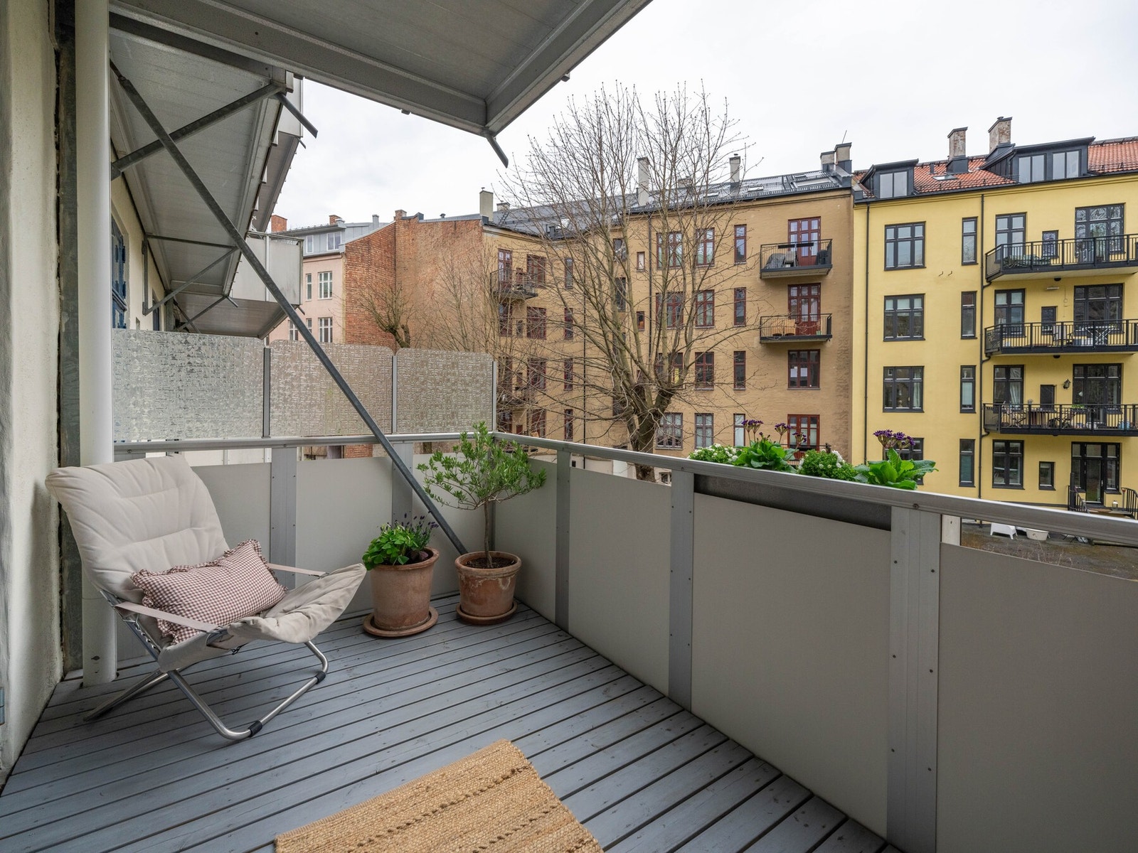 Den vender mot en frodig og lukket bakgård. Galleribilde