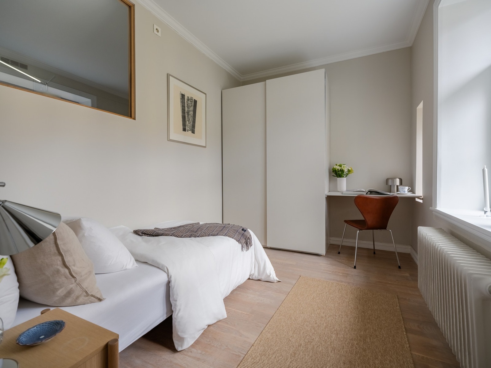 Det er av fin størrelse, med plass til seng, nattbord og garderobeskap. Galleribilde