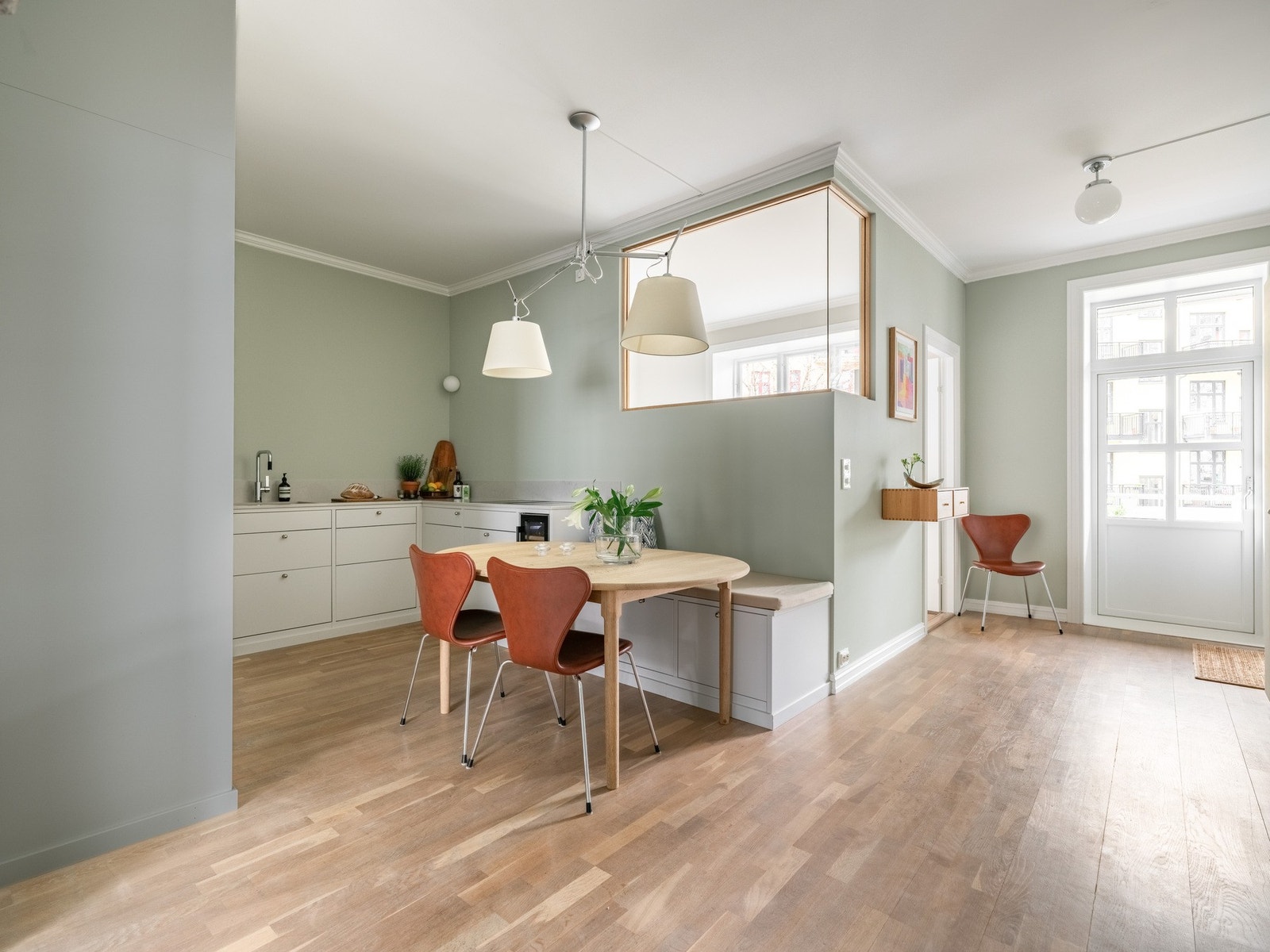 Deler av veggen mot gjesterommet bygget i glass, nettopp for å slippe inn deilig dagslys. Som du ser, finner vi også balkongen her. Galleribilde
