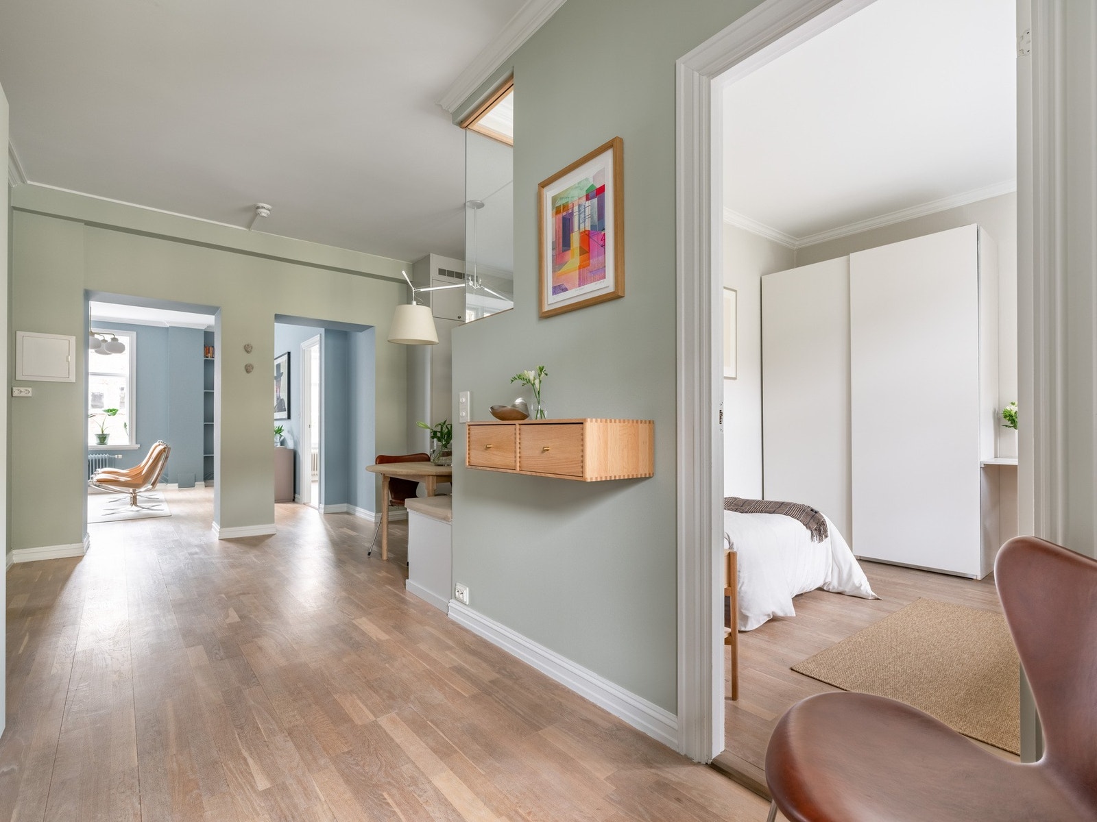 Vi går inn igjen og tar en tit på det første av totalt to soverom. Galleribilde