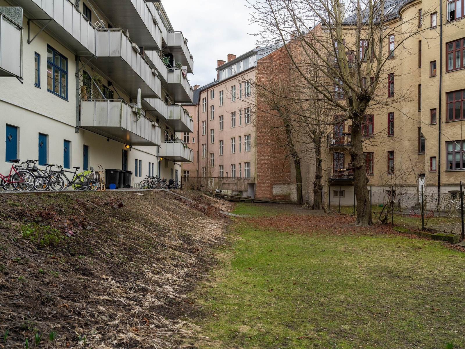 Selger skriver: "Vi er et aksjelag preget av godt samhold og kultur innad. Eksempler på dette er f.eks. dugnader der det møter så mange av beboerne at det nesten ikke er jobb til alle." Galleribilde