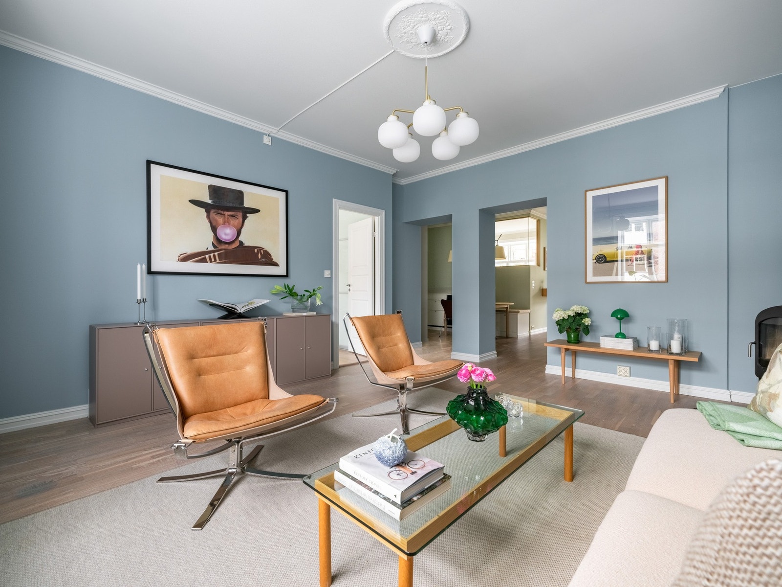 Størrelsen på stuen gir plass til både stor sofagruppe og lounge. Galleribilde