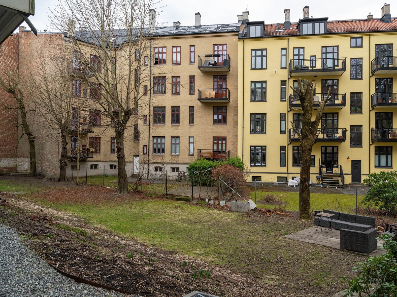Boligen har svært sentral beliggenhet, men områdets særpreg føles som en liten escape fra et ellers travelt bybilde. Galleribilde