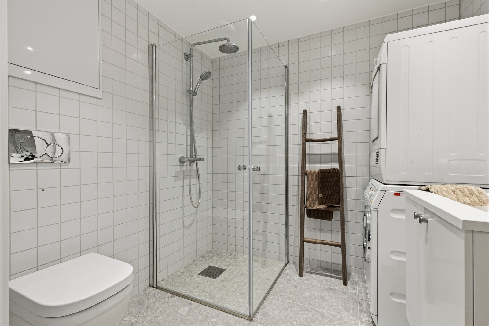 Badet er flislagt og fra 2022, med gulvvarme som gir god komfort. Galleribilde