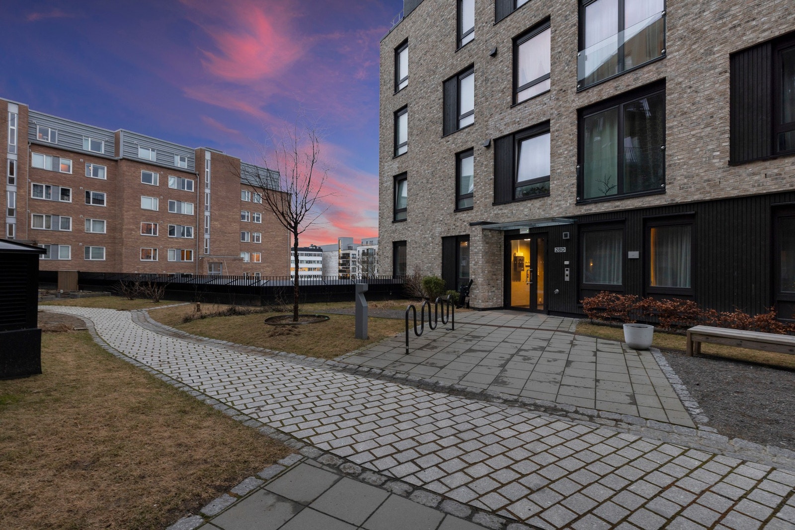 Fasade og inngangsparti. Ved inngangsparti er det også sykkelparkering. Galleribilde