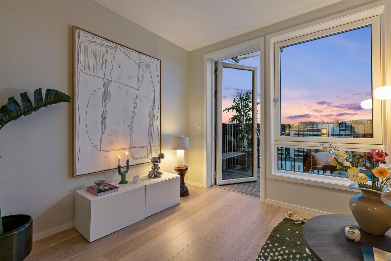 Fra stuen er det utgang til en nordvestvendt balkong på ca. 9,7 m². Galleribilde
