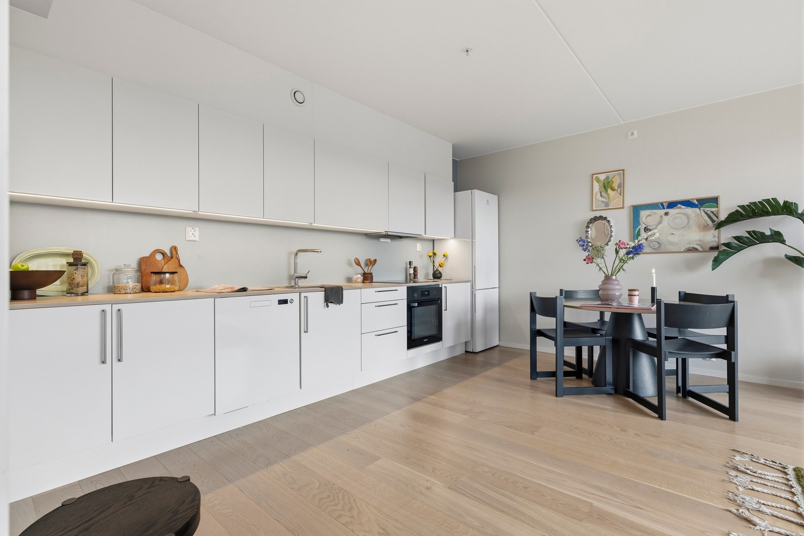 Kjøkkenet er innredet med HTH-innredning fra 2022 og har et moderne og tidløst uttrykk. Galleribilde