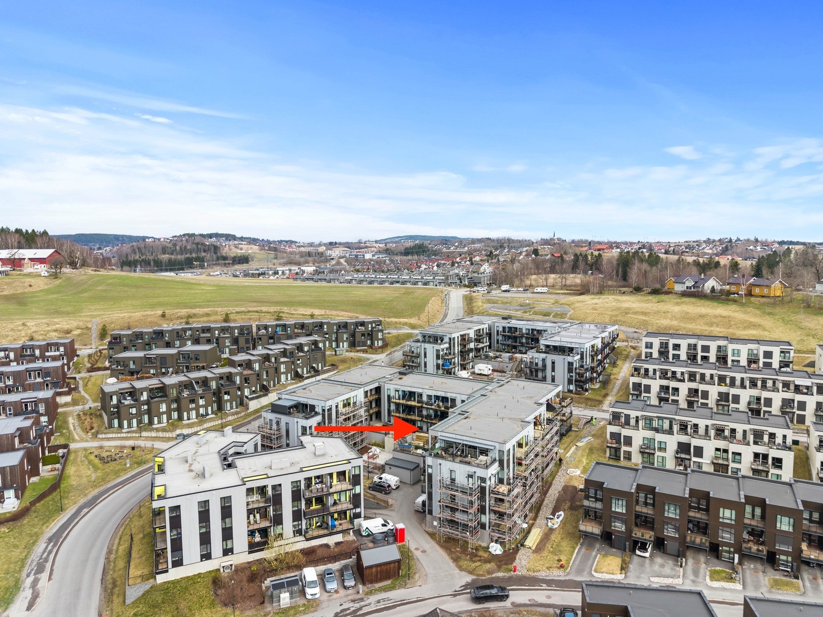Skoler og barnehager ligger i gangavstand. Dagligvarehandelen kan gjøres på Kiwi og Rema 1000. Kun 14-15 minutters gange. Lillestrøm sentrum ligger kun 7 minutter med bil. Galleribilde
