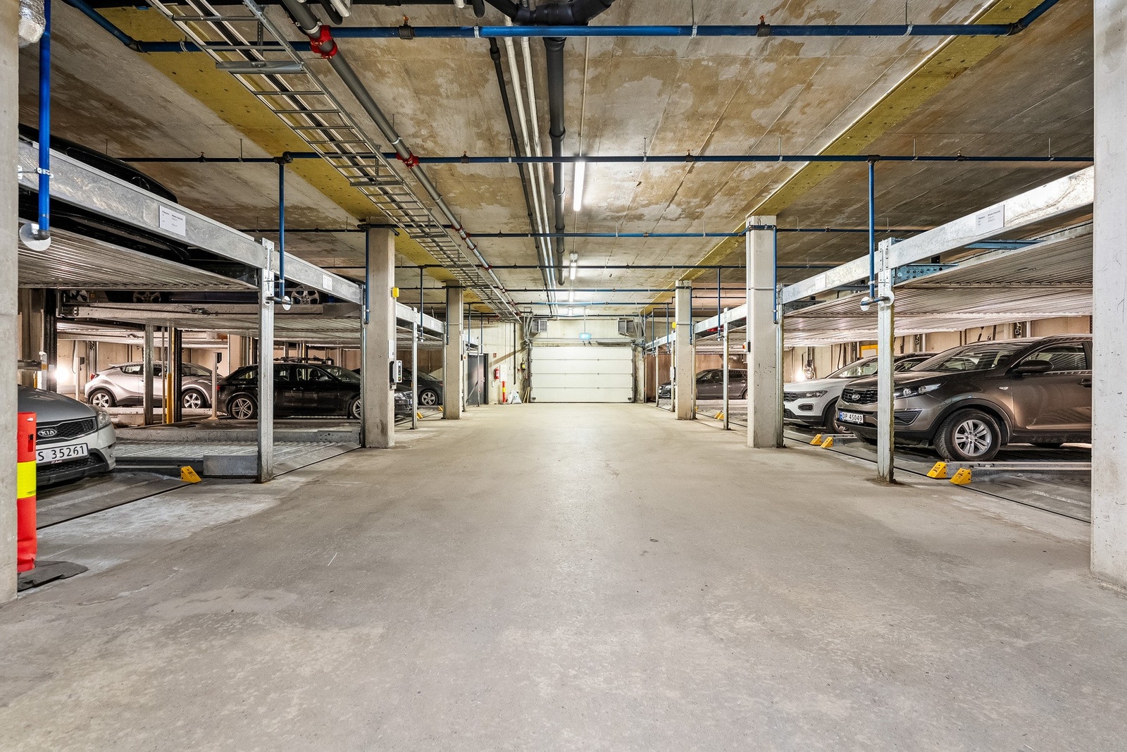 Det medfølger fast parkeringsplass i garasjekjeller. Enkel adkomst og gode parkeringsforhold. Noe som ikke er en selvfølge i mange boligsameier. Galleribilde