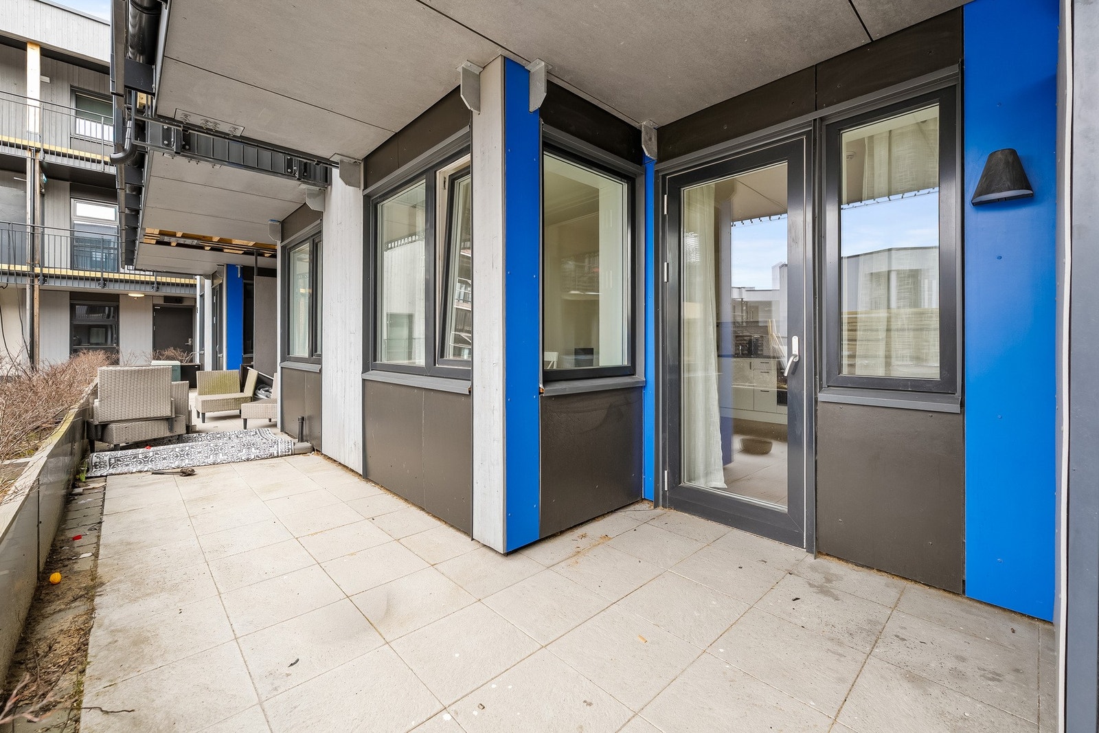 Innbydende terrasse med direkte utgang fra stue. Plass til utemøblement og fine muligheter for å skape et hyggelig samlingspunkt med famille og venner. Galleribilde