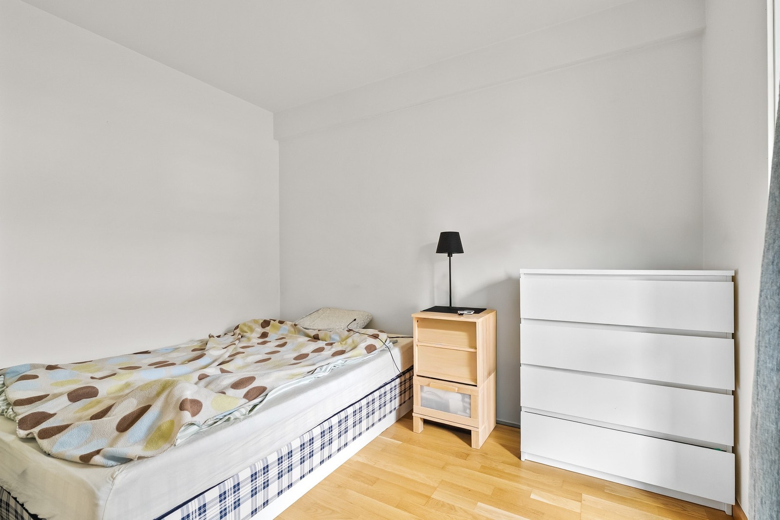 Pent opparbeidet soverom med plass til seng og tilhørende møblement. Egner seg godt som soverom eller gjesterom. Galleribilde