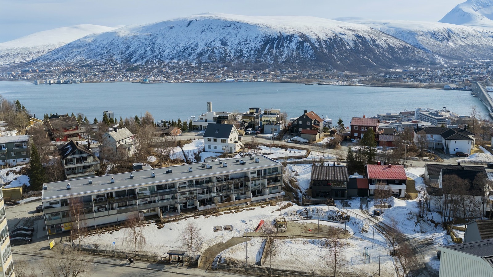 Lekeplass og turområder rett i nærheten. Galleribilde