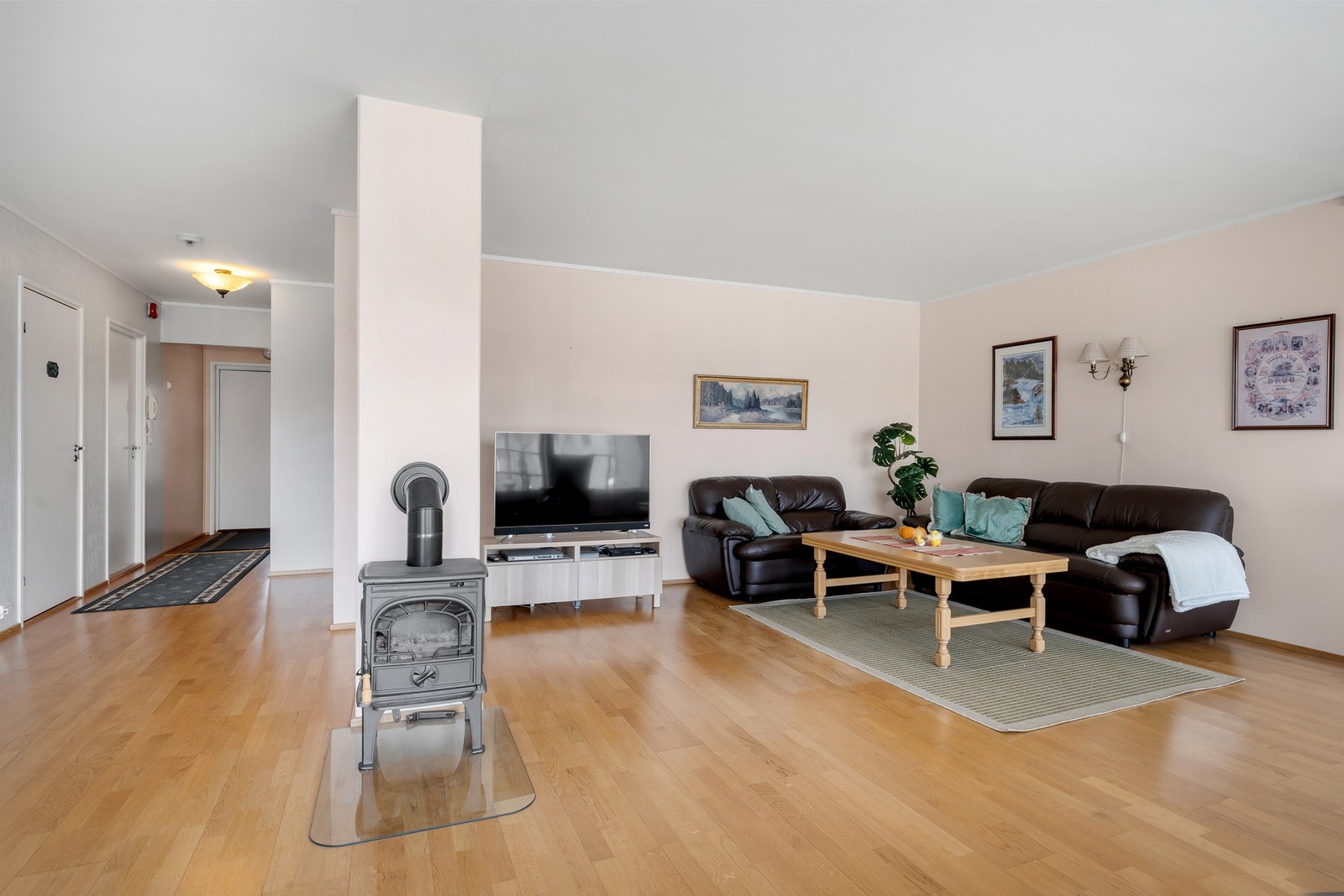 Stor stue med vedfyring. Galleribilde